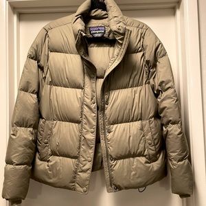 Patagonia Jacket! Light weight. Perfect for all conditions.